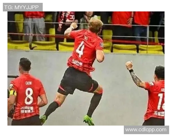 足球明星在比赛中意外撞人引发争议球迷热议事件经过与后果分析