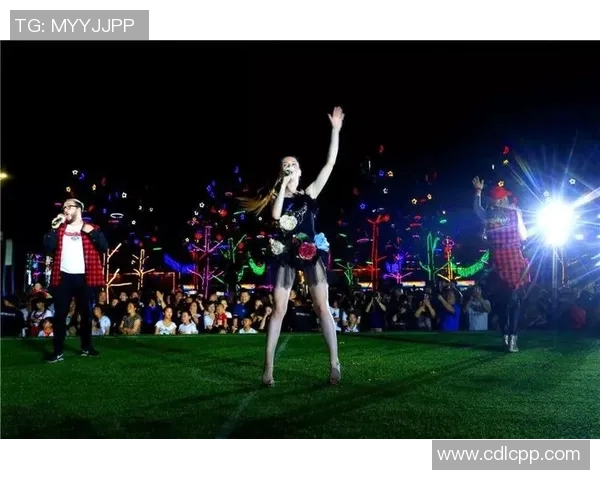 足球明星街头邂逅美丽女生瞬间引发粉丝热议与羡慕 足球明星街头邂逅美丽女生瞬间引发粉丝热议与羡慕